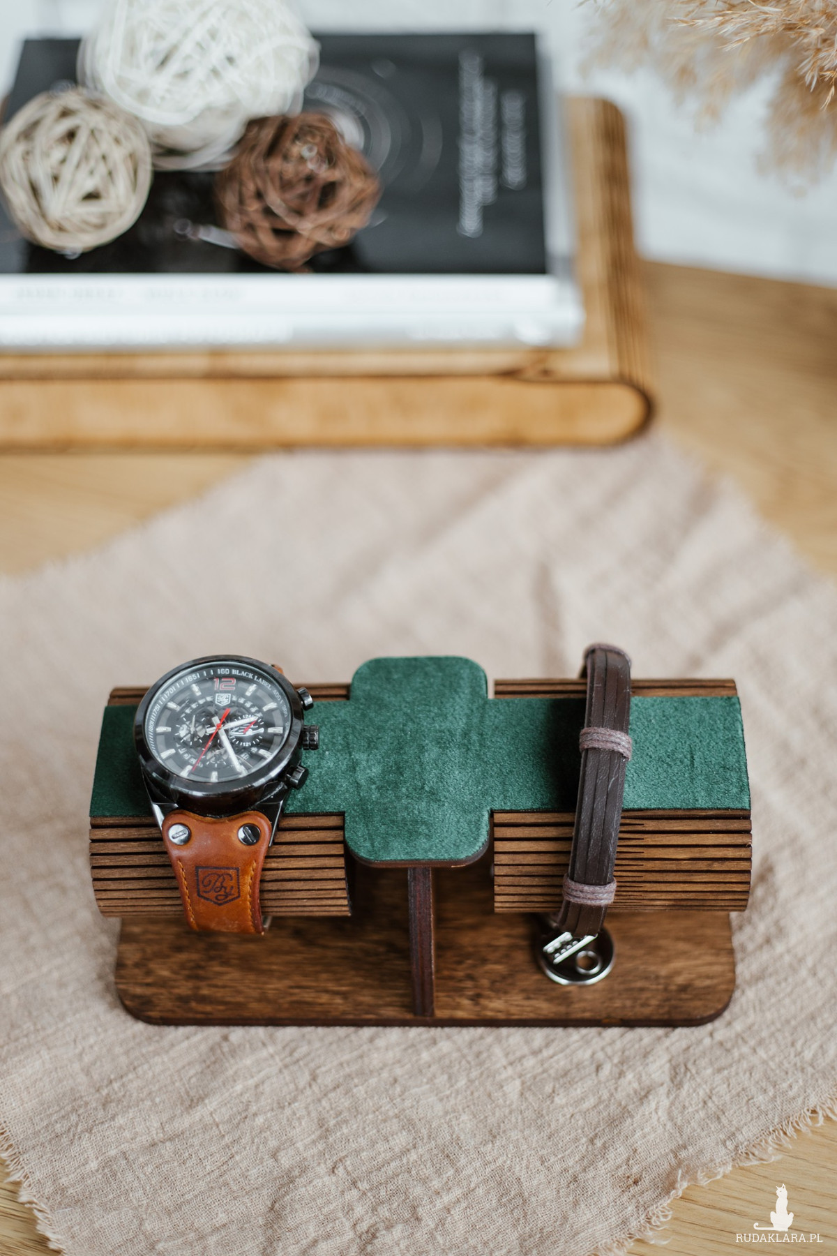 Drewniany stojak na zegarek , stojak na zegarek , organizer na biżuterię